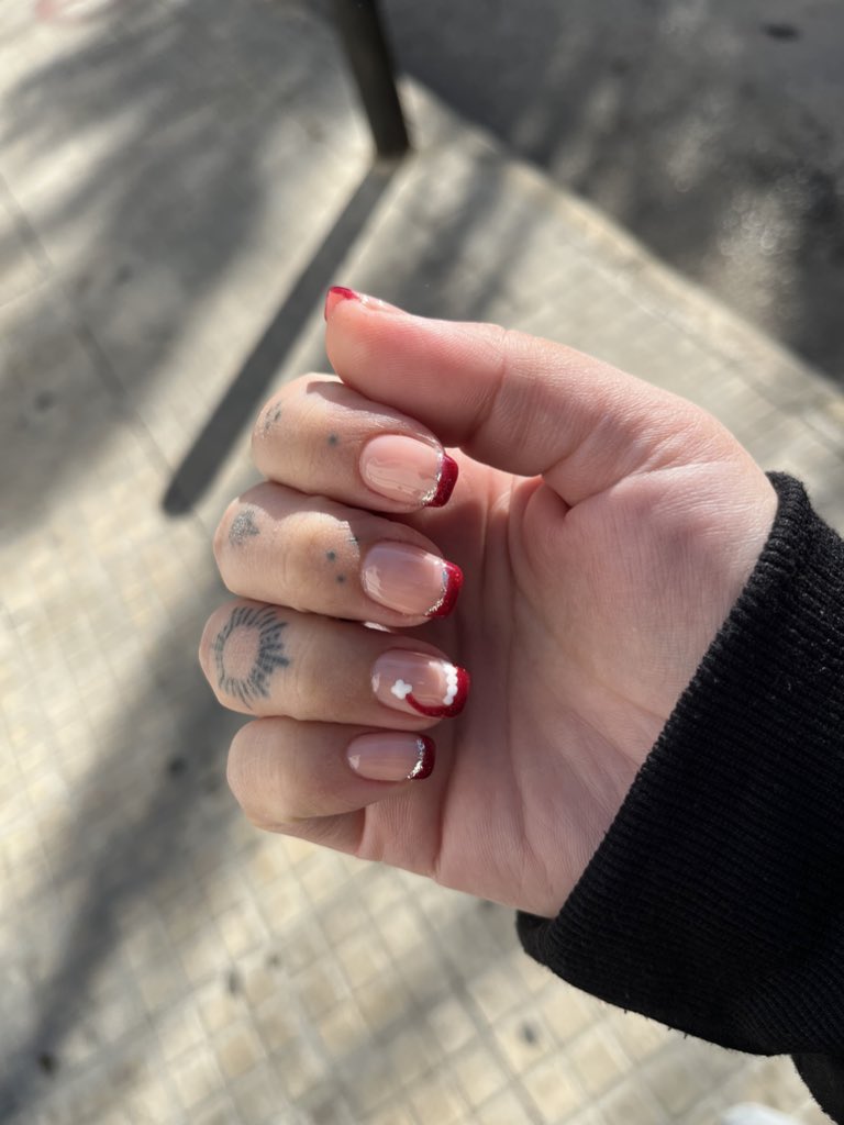 ambitch0us_'s tweet photo. I’m so happy the cashier at malak el tawook told me my christmas nails look dope 🥹🥹 https://t.co/Q1PWOeUTPn