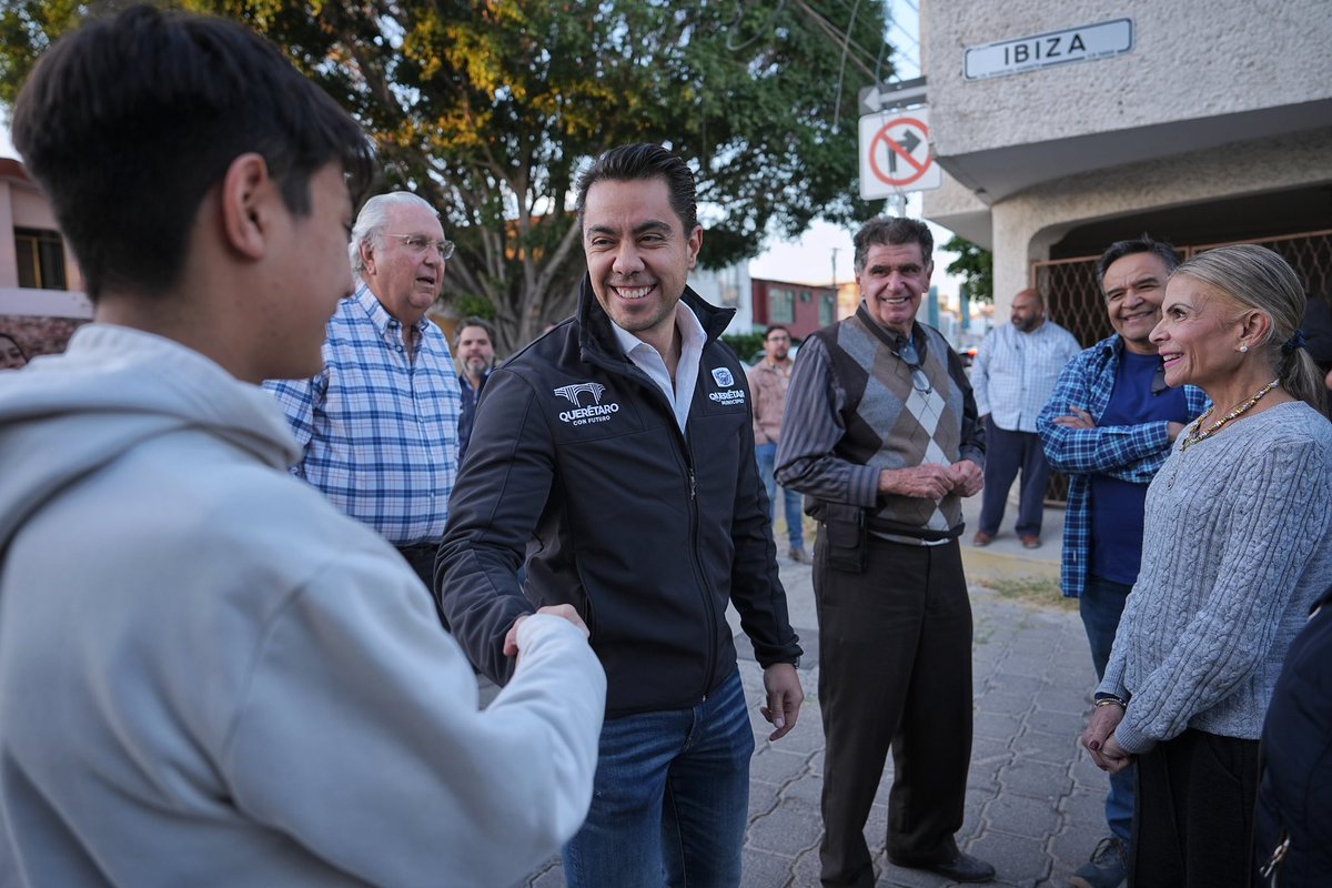 FeliFerMacias's tweet photo. Escuchando a los vecinos de Bosques del Acueducto para conocer de cerca sus necesidades y revisar el estado de las calles y las áreas que requieren atención inmediata.

El equipo del municipio estará chambeando para atender cada petición y seguiremos impulsando el #PlanOrden en esta colonia y en toda la ciudad.