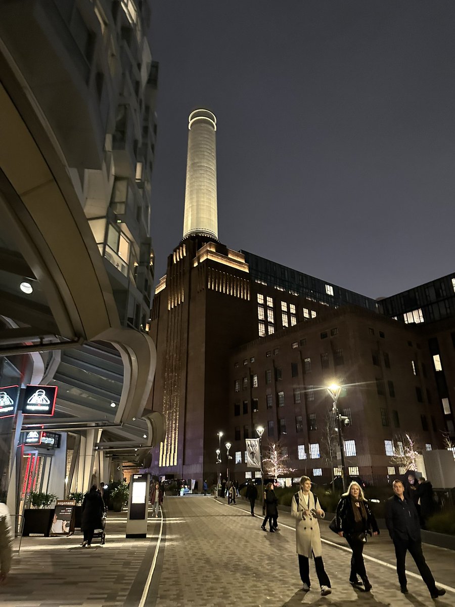 Incredible day at <a href="/AppleEDU/">Apple Education</a> for #strategicleaderforum in Battersea Power Station with <a href="/the_laat/">LAAT</a> colleagues to further enhance the conversation around education &amp; the use of digital devices. Great to have time to connect and network and consider lots too😃#strongertogether