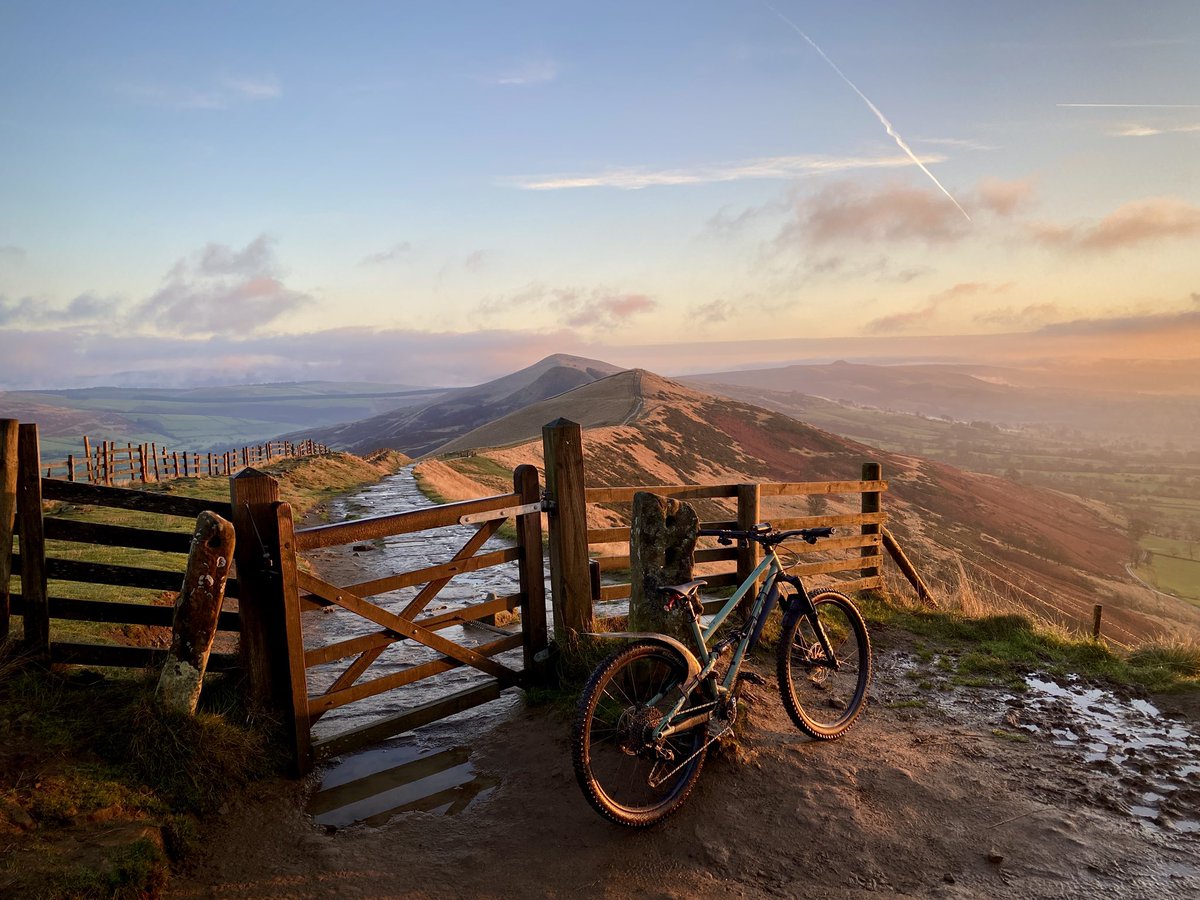 Another one from this morning, as the sun’s glow spread across the valley to the Great Ridge (and the Jeht 😎) #peakdistrictmtb 
#coticbikes #mountainbiking #getoutside