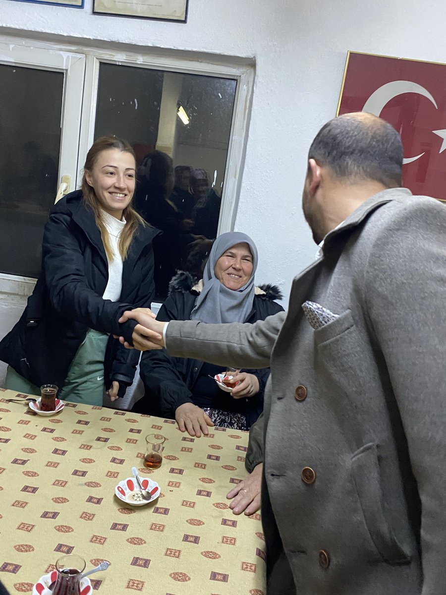 ozcanyildiz_26's tweet photo. Canım köyüm gemiç mahallemizdeyiz
Mahalle başkanım ve Gençlik Kolları başkanım ile hemşerilerimiz ile muhabbetimizi ettik sorunları dinledik çözüm yolları oluşturduk
Muhtarımız ile istişaremizi yaptık
Çok güzelsiniz Gemiç 
Birlikte Güçlüyüz. https://t.co/MNtz5amFYk
