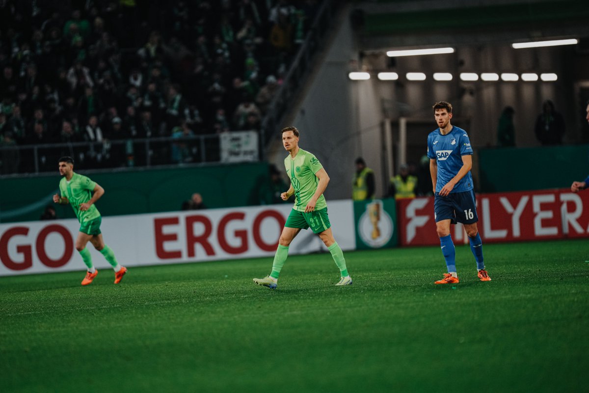 VfL_Wolfsburg's tweet photo. 85' JAAAA! Gerhardt bringt uns mit einem schnell ausgeführten Freistoß das 3:0. Jetzt holt euch den Sieg und die nächste Runde, Wölfe! 🐺 #WOBTSG #DFBPokal https://t.co/mfF5gA5W59