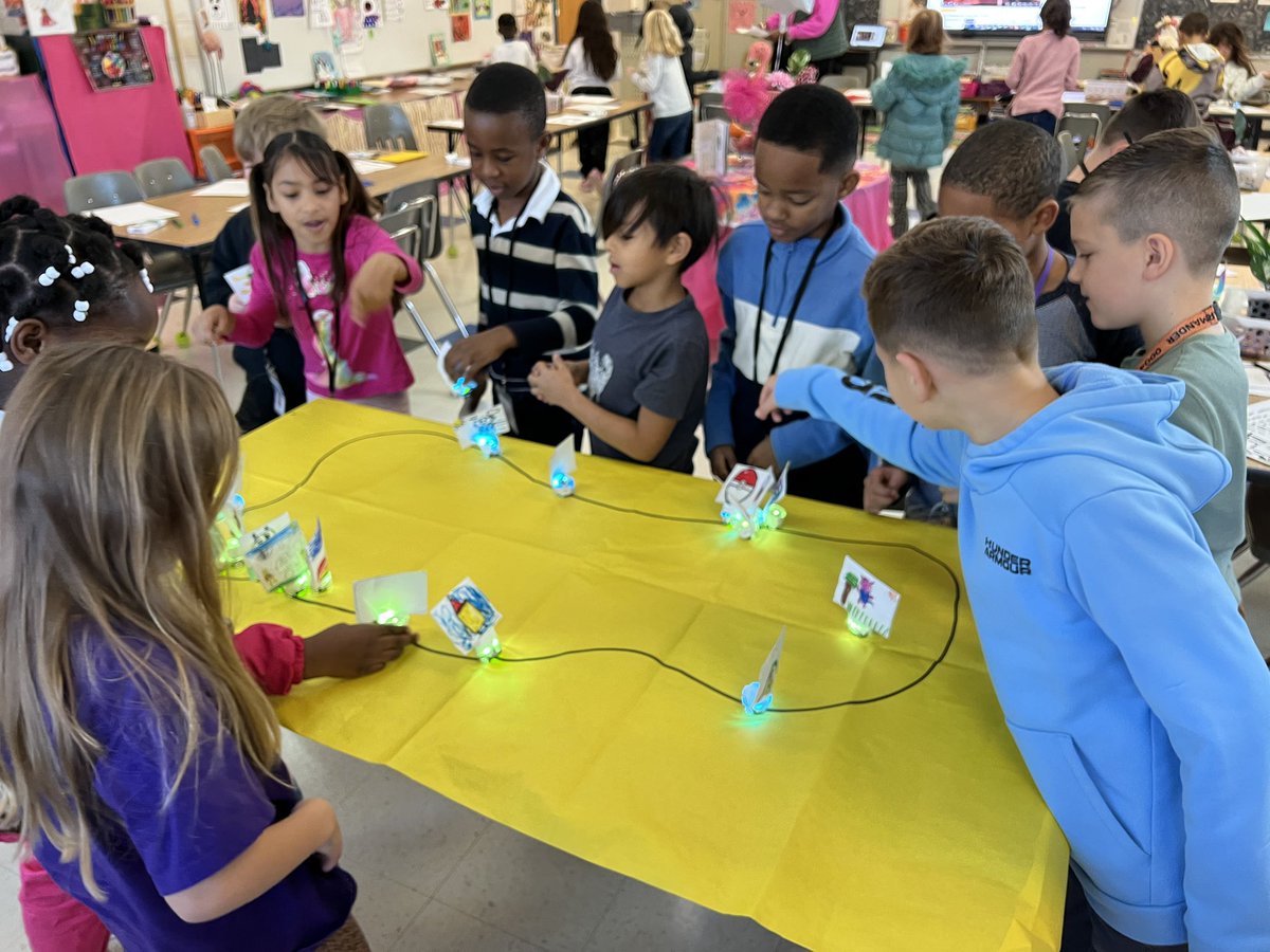 gses_929's tweet image. 2nd graders designed their own parade balloons 🎈 and parade map 🗺️ using @Ozobot after reading “Balloons Over Broadway”, a book about the #macysthanksgivingdayparade! #literacy #technology #STEM 🦃🍂