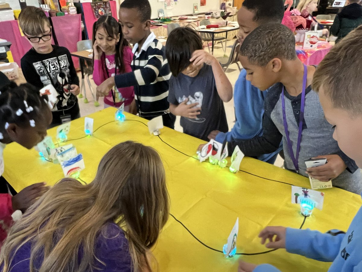 gses_929's tweet image. 2nd graders designed their own parade balloons 🎈 and parade map 🗺️ using @Ozobot after reading “Balloons Over Broadway”, a book about the #macysthanksgivingdayparade! #literacy #technology #STEM 🦃🍂