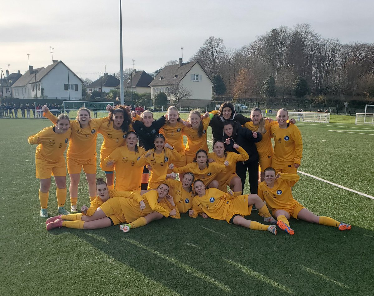 Très belle journée <a href="/unss/">UNSS_National</a> aujourd'hui au Littré...
Qualif des filles d'abord contre Flers aux tab dans un match à suspens, et des gars ensuite, logiquement contre Flers et Sotteville les Rouen...
Le tout sous un beau soleil...
Place au <a href="/ChallengeJL/">Challenge Jean LEROY</a>  la semaine prochaine !!