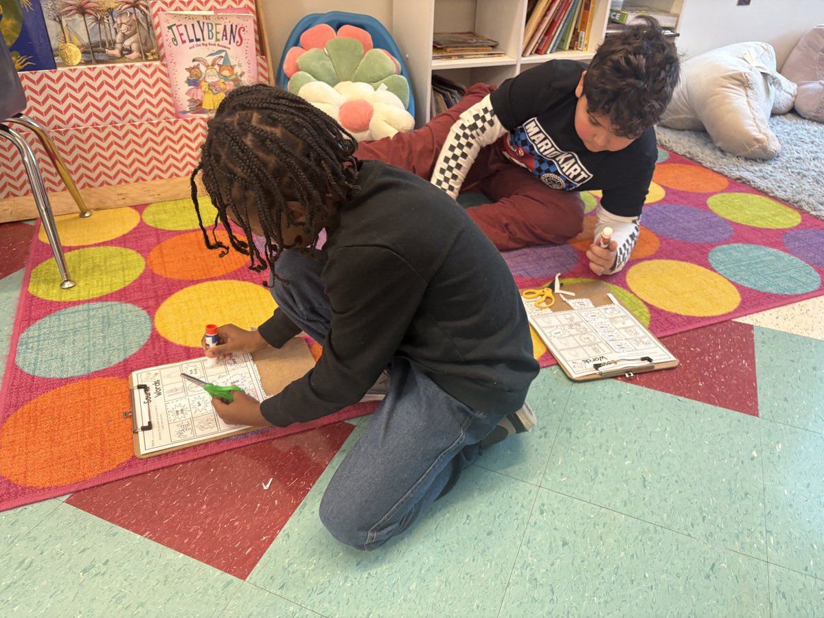 SolleyAACPS's tweet photo. Our first grade students in Mrs. Ridgely’s class are engaged in Academic Enrichment! One group determined if two words rhymed given two spoken words. #BelongGrowSucceed @AacpSeril https://t.co/CZ6RMuzrBK