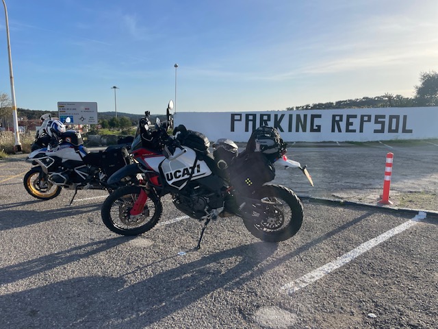 News from the road: over the Picos and first fill. Sun is a trick. It was 4˚C and claggy up top. Fresh Mitas Enduro Trail+ work very fine for a deep tread tyre, despite an issue which shall be revealed later...