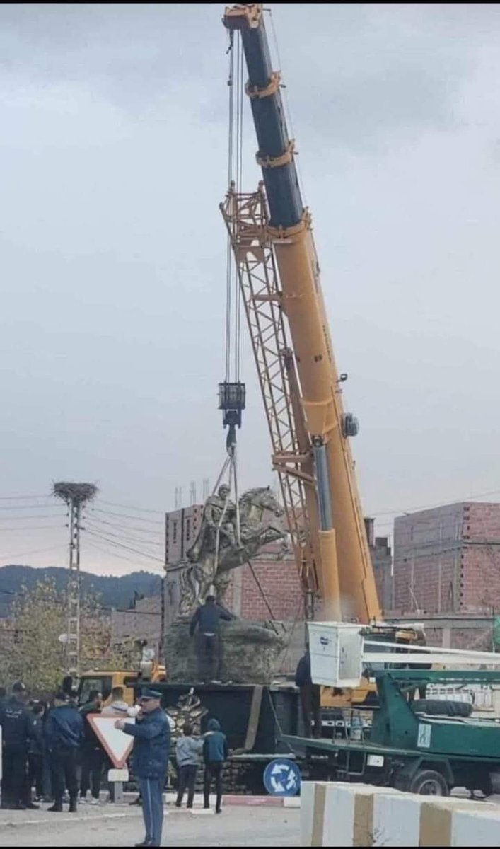 Tamazgha_'s tweet photo. ⭕️ La Statue déjà déboulonnée par les autorités locales à peine 4h après..!! Non au déboulonnage d’Aksel, mais oui à la réconciliation du peuple avec son histoire plurielle. https://t.co/RO8CauyEzU