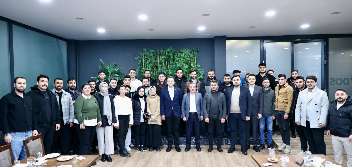 İlçe Başkanımız Sn. <a href="/ayhanusdi/">Ayhan Üşdi</a> ile AK Parti İlçe Gençlik Kolları'mızla bir araya geldik. 

İlçe Gençlik Kolları Başkanımız Sn. <a href="/farukvaran/">Faruk</a>'a ve yönetimine katkıları için teşekkür ederim. 

Gençlerimizin azmi ve enerjisiyle ilçemizi yeni hizmetlerle buluşturmaya devam edeceğiz.