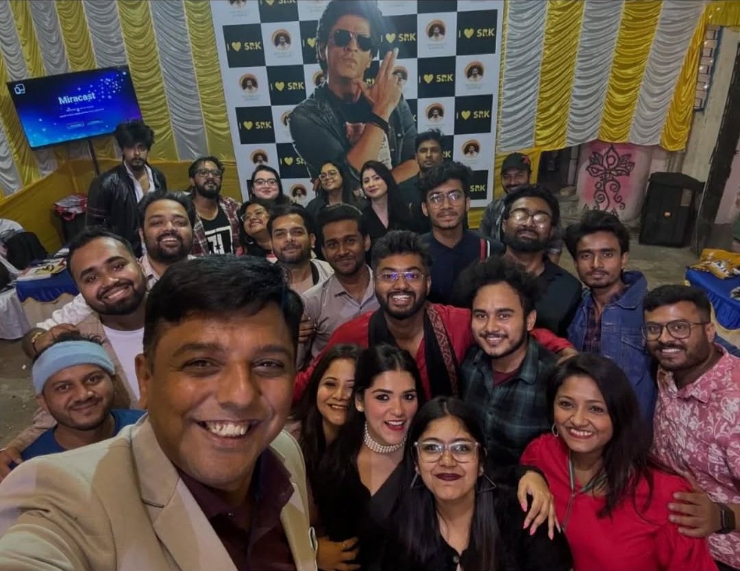Madhurima_Chakr's tweet photo. Happy Birthday Bhaiya 🎂 @gurusrk1  many many happy returns of the day.💐💐💐💐💐
#SRK #ShahRukhKhan𓀠 https://t.co/ZjhYSEAHTk