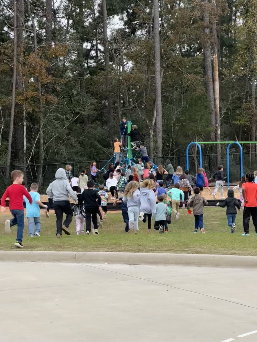 MrsFranklin__'s tweet photo. 2nd grade loves the new recess equipment!! 🤩

@WISDLagway https://t.co/MzBBIHEuSG