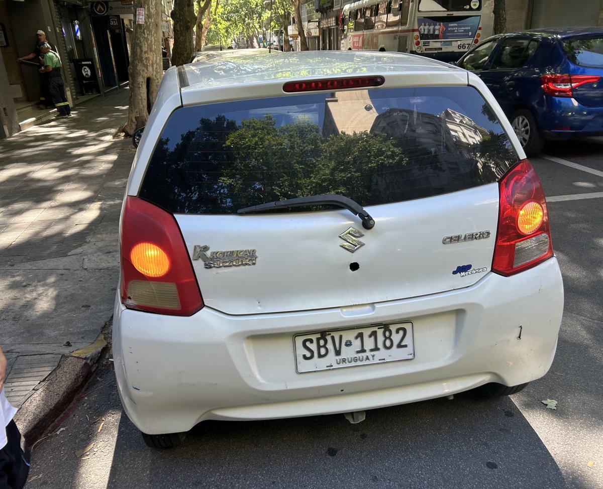 Josephine_Scalt's tweet photo. Este señor además de estar mal estacionado, le pedí que se moviera y se me burló en la cara. 

@imtransito calle Colonia esquina Rio Branco, pleno Centro de Montevideo a las 15:30hs. https://t.co/kPrbGSGdwR