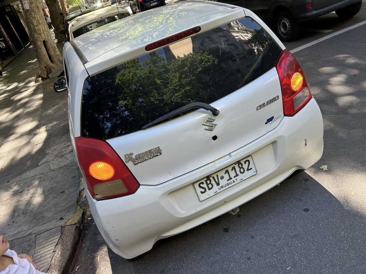 Josephine_Scalt's tweet photo. Este señor además de estar mal estacionado, le pedí que se moviera y se me burló en la cara. 

@imtransito calle Colonia esquina Rio Branco, pleno Centro de Montevideo a las 15:30hs. https://t.co/kPrbGSGdwR