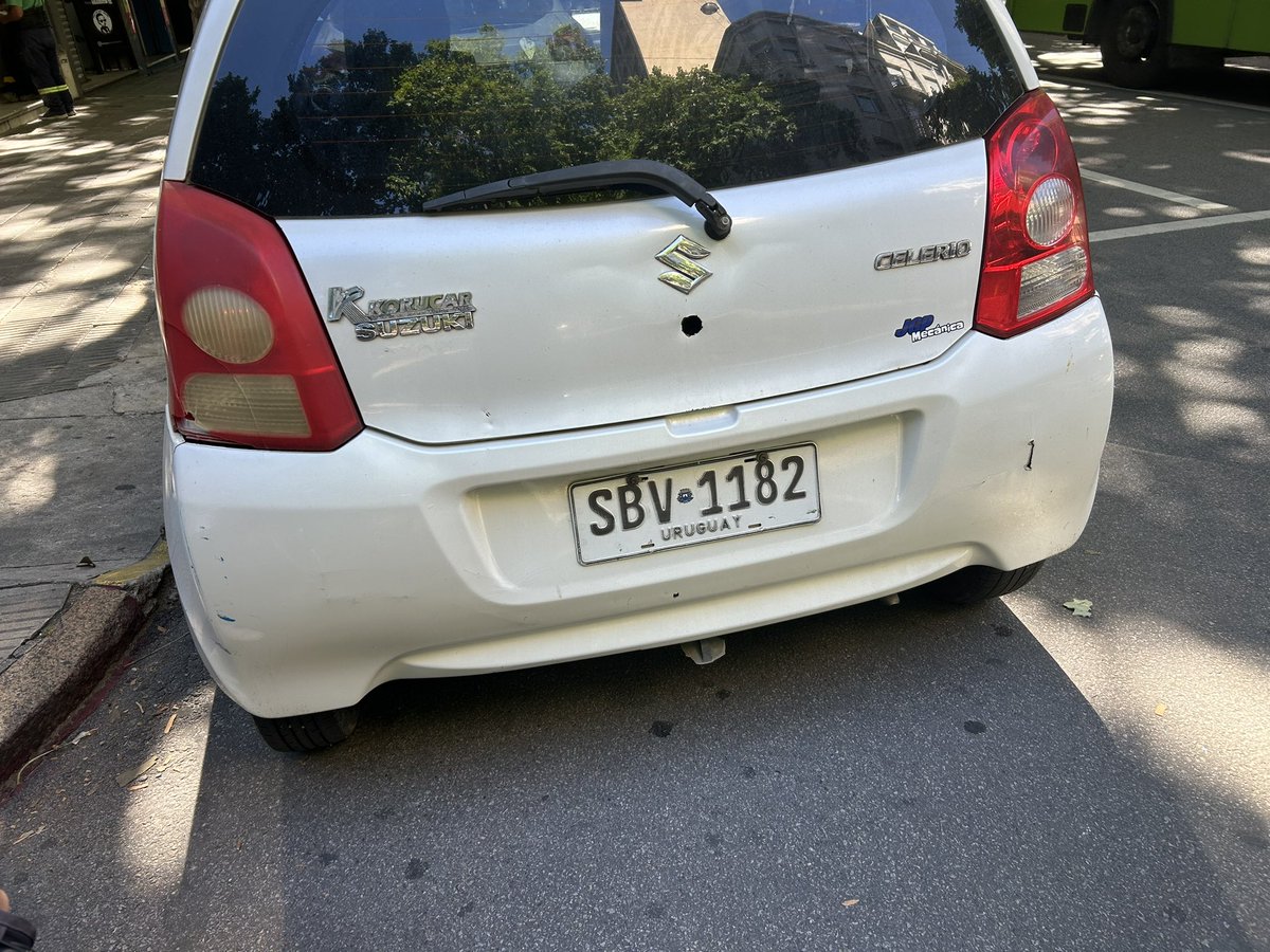Josephine_Scalt's tweet photo. Este señor además de estar mal estacionado, le pedí que se moviera y se me burló en la cara. 

@imtransito calle Colonia esquina Rio Branco, pleno Centro de Montevideo a las 15:30hs. https://t.co/kPrbGSGdwR