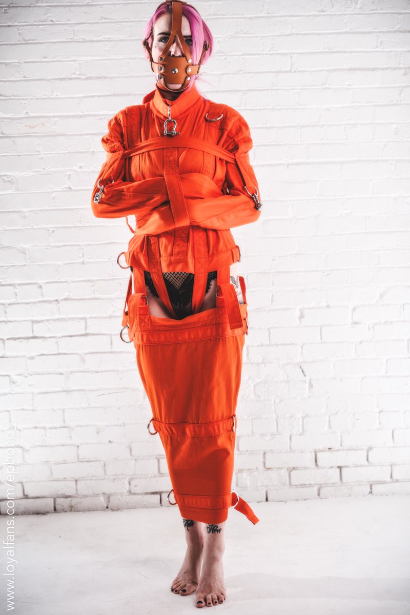 epbond_'s tweet photo. On your toes, Chloë...  

I refuse to typo your name! 😆

#bondage #barefoot #straitjacket @leatherlocked @ShopStrait @hart_breaker_97