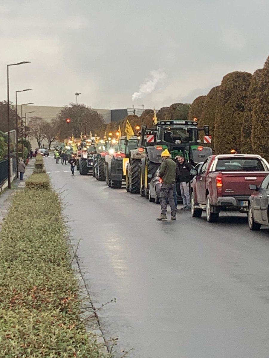 coordinationrur's tweet photo. EN DIRECT : loin de l'agitation politique de l'assemblée nationale, la Coordination Rurale poursuit sa mobilisation pour nos familles et nos 400 000 fermes. 
Ce soir filtrage protection des producteurs et des consommateurs aux frontières du #Nord, de l'#aisne , des #Ardennes https://t.co/SHdTrSrTwl