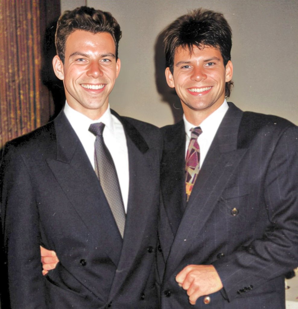 sagittababe's tweet photo. "eu realmente quero agradecer a erik e lyle menendez e a todas as vítimas de abuso sexual infantil por sua força e coragem. vocês não estão sozinhos e espero que possamos trazê-los para casa em 2025." - cooper koch ao aceitar o prêmio de ator internacional de 2024 no GQ awards. https://t.co/OidNeexoGa