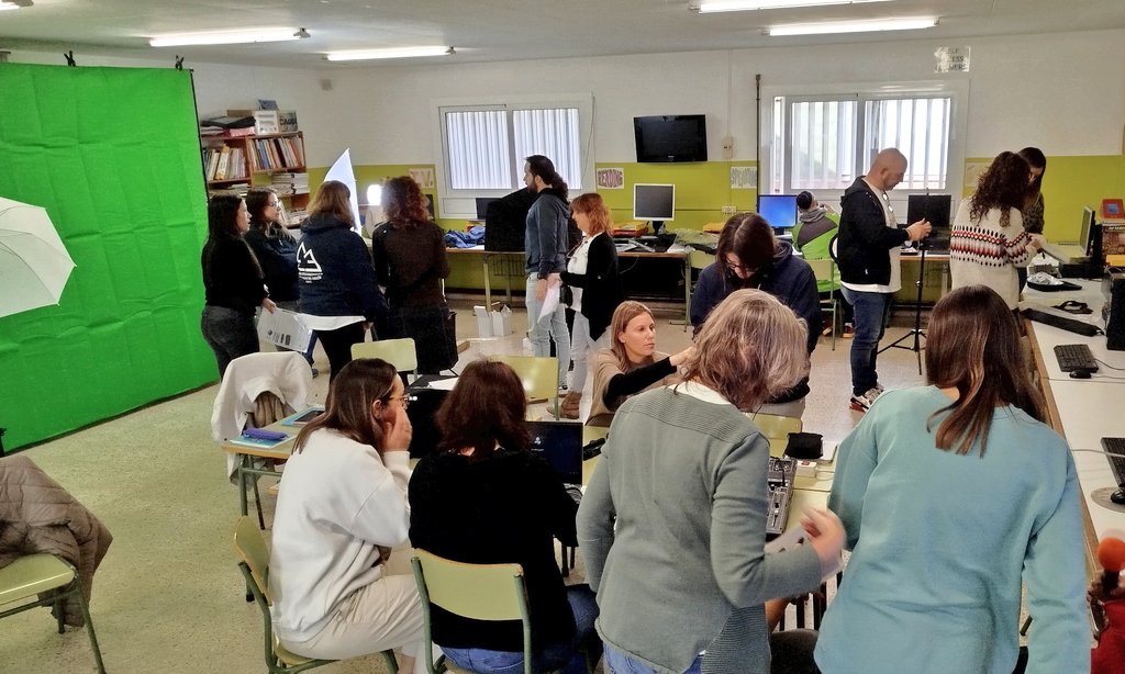 Dilluns tot el claustre vam participar en la formació tècnica de la Maleta Audiovisual.

Segur que en treurem profit!

🎤🎥📺