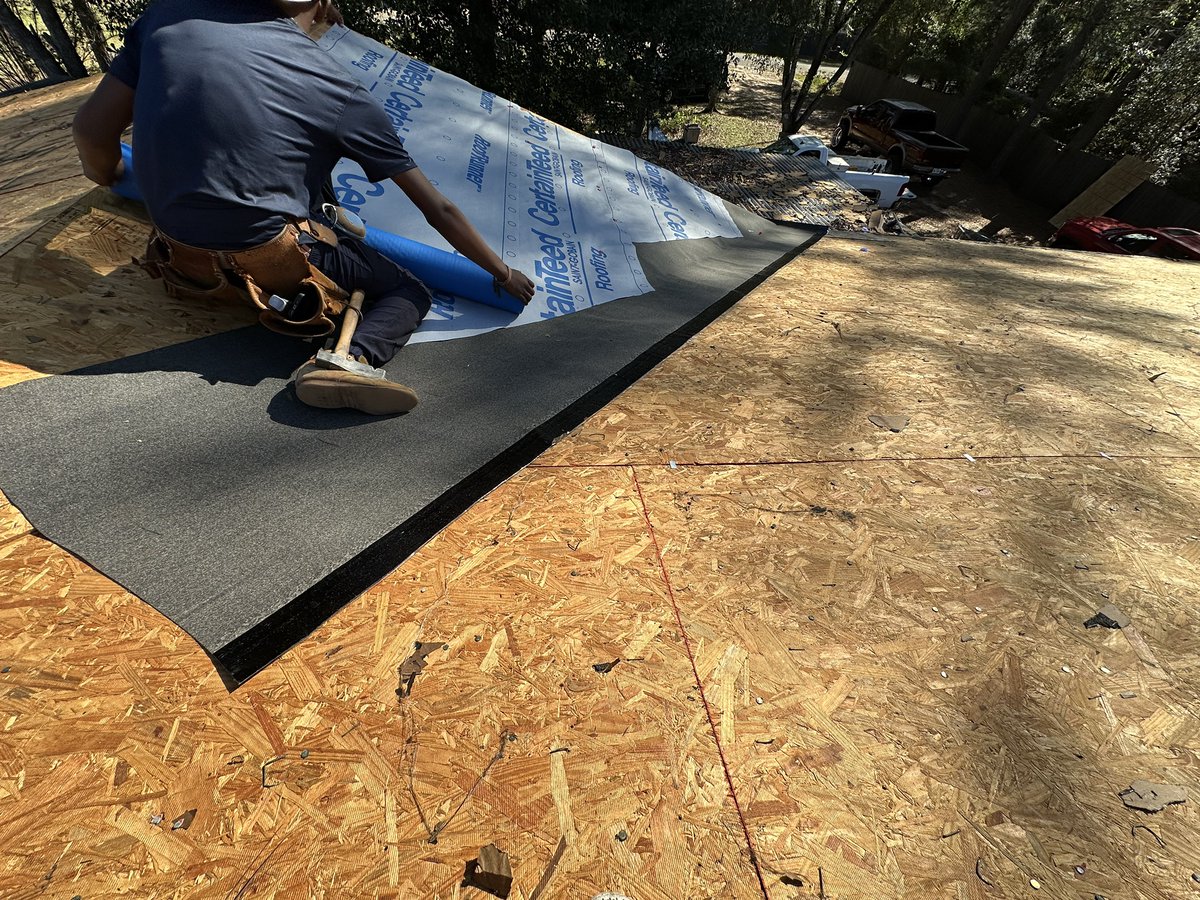 rtitexas's tweet photo. Thrilled to help a homeowner brighten up their property. They reached out for a full roof replacement, and we were only too happy to assist. Our team used CertainTeed Landmark Shingles in Georgetown Grey. Check out their fresh new look! #HomeImprovement #CustomerSatisfaction https://t.co/OCmRLUdii4