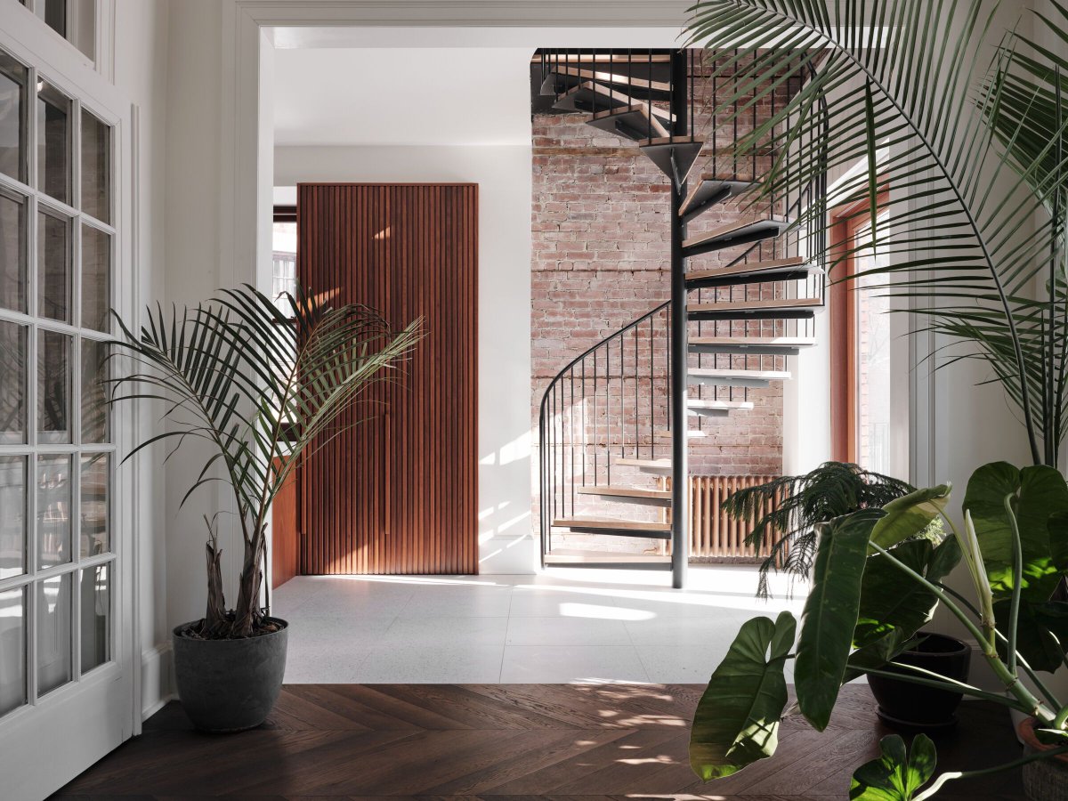 Archello's tweet image. Residence Cedar by Alexandre Bernier Architecte transforms a 1910 Mount Royal home while honoring its heritage. 
buff.ly/3Beji0a

#HeritageDesign #TimelessMaterials #HistoricRestoration