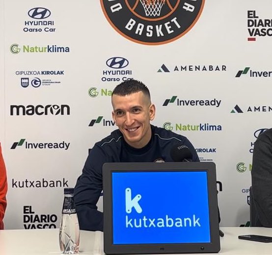 💪🏼 “𝐄𝐬𝐭𝐨𝐲 𝐦𝐨𝐭𝐢𝐯𝐚𝐝𝐨 𝐲 𝐜𝐨𝐧 𝐦𝐮𝐜𝐡𝐚𝐬 𝐠𝐚𝐧𝐚𝐬 𝐝𝐞 𝐭𝐫𝐚𝐛𝐚𝐣𝐚𝐫 𝐝𝐮𝐫𝐨, 𝐜𝐨𝐧𝐭𝐫𝐢𝐛𝐮𝐢𝐫 𝐚𝐥 𝐞́𝐱𝐢𝐭𝐨 𝐝𝐞𝐥 𝐲 𝐠𝐚𝐧𝐚𝐫 𝐩𝐚𝐫𝐭𝐢𝐝𝐨𝐬”.

💬 ¡Hoy hemos presentado a Petar Aranitovic!

Rueda de prensa completa 👉🏼 youtu.be/48dDRjG2daE?si…