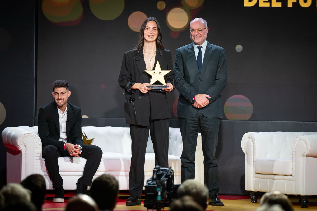 FCF_CAT's tweet image. 🏅 𝐌𝐢𝐥𝐥𝐨𝐫 𝐣𝐮𝐠𝐚𝐝𝐨𝐫𝐚 #futsal 

🌟 @RojoLaia 🌟

🤝 Entrega @PepRieraFont, conseller #CCMA

1️⃣2️⃣a #GalaEstrelles #futsal