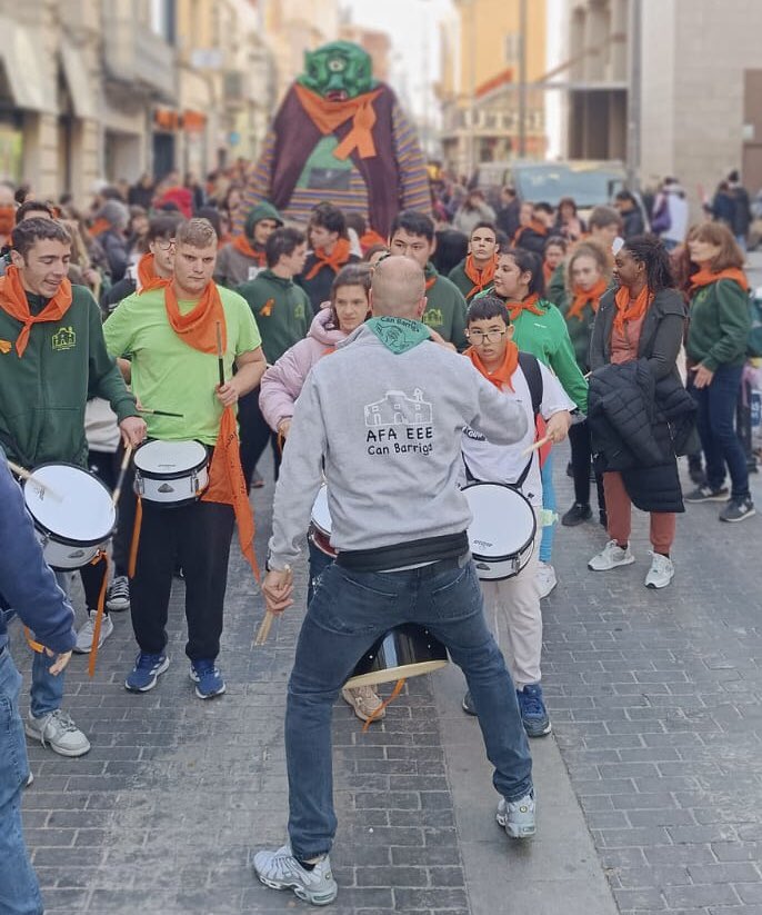AFACanBarriga's tweet photo. Fàcil d’entendre, fàcil de viure…Les Escoles d’Educació Especial d Badalona amb la Colla Gegantera Can Barriga🥁🥁🥁i el seu Gegant Barrigota (1er Gegant Adapta d’Escoles d Catalunya) li vam donar el nostre toc de color a la marxa🍊🍊🍊
 @bdncom https://t.co/Z6LEdi5HoV