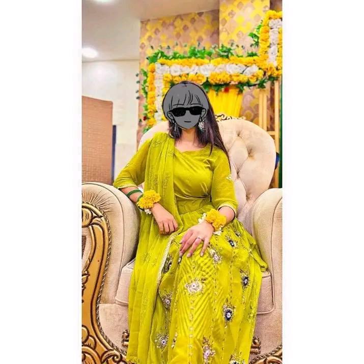 #شاعرانہ_مزاج
آئینہ دیکھوں تو یہ خیال آتا ہے اکثر ، وہ ایسے ہی تو نہیں مر مٹے مجھ پر❤🔥☺ 😍