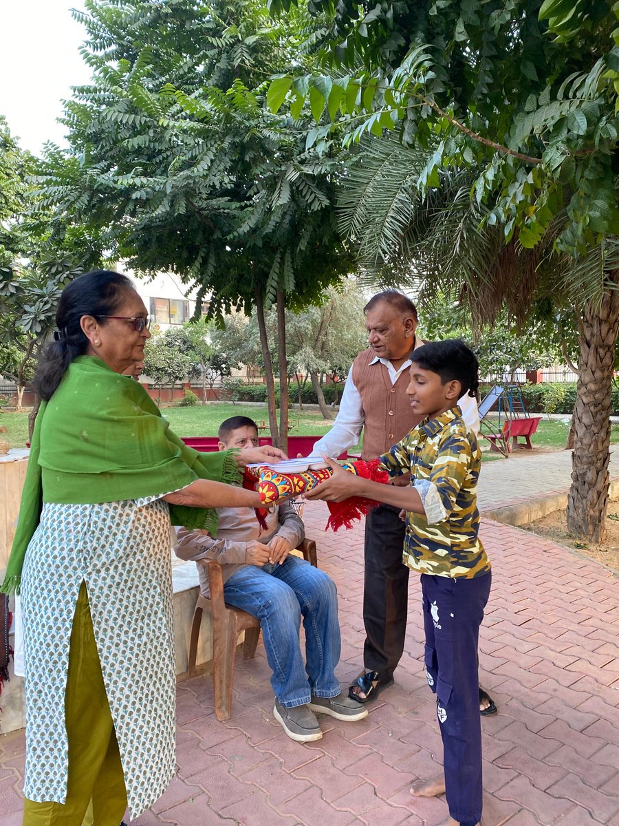 orgprazna's tweet image. Akshar Kaksha had the privilege of honoring the birthday of Late Mrs. Sharma, the beloved wife of Colonel V. K. Sharma. To mark this special occasion, Colonel Sharma graciously distributed sweets, refreshments, mats, and food plates to the children of Akshar Kaksha. #aksharkaksha