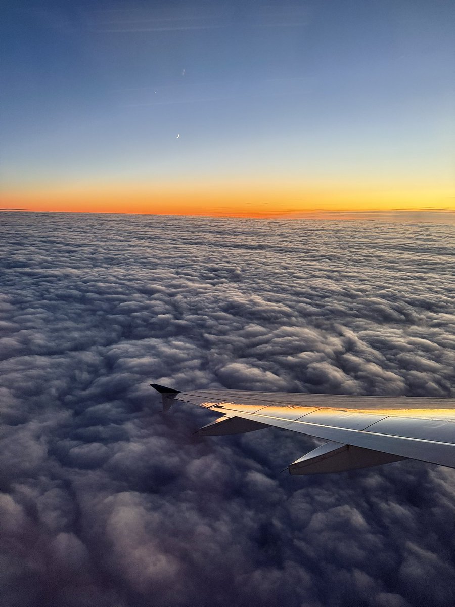 El fil de Lluna i Venus vistos aquesta tarda sobrevolant Alemanya a 34000 peus d’altura des de l’avió. Un espectacle! <a href="/estelsiplanetes/">Joan Anton Català Amigó</a>