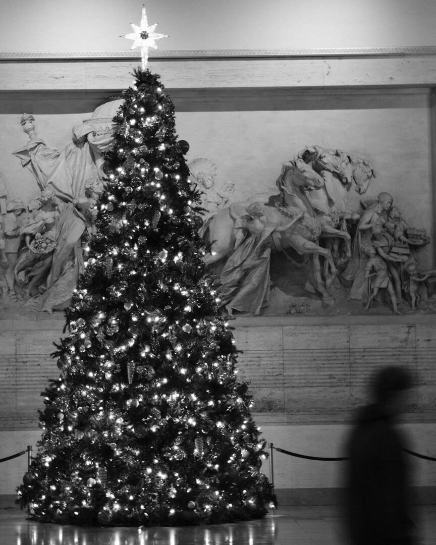 30th St Station. Xmass Spirit. 
#philly #trains #xmasspirit #xmass #fujixt5 #fujifilm_street #street #philadelphia #xmasstree #pennsylvaniarailroad instagr.am/p/DDKwJboJN1G/