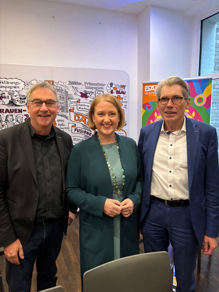 ruediger_scharf's tweet image. Gänsehaut-Momente: Heute wurden die Bundessieger „Gesichter für ein gesundes Miteinander“ der @DAKGesundheit geehrt. Toller Termin mit Ministerin @lisapaus, Vorstandschef @StormAndreas. #BestTeam @WieheDorothea @ScheuringDAK @TanjaMayinger @SPoetig @Soenke_Krohn @Ann_KathrinWu