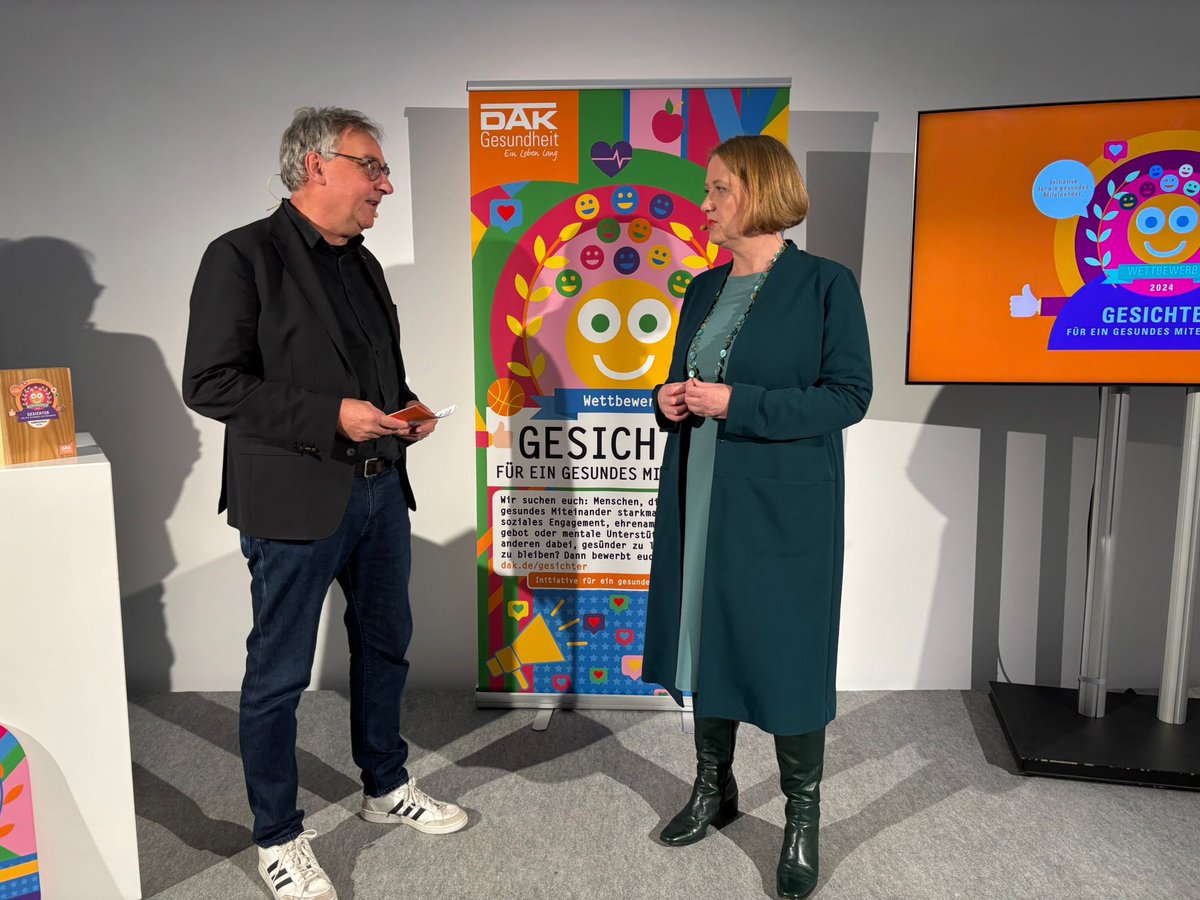 ruediger_scharf's tweet image. Gänsehaut-Momente: Heute wurden die Bundessieger „Gesichter für ein gesundes Miteinander“ der @DAKGesundheit geehrt. Toller Termin mit Ministerin @lisapaus, Vorstandschef @StormAndreas. #BestTeam @WieheDorothea @ScheuringDAK @TanjaMayinger @SPoetig @Soenke_Krohn @Ann_KathrinWu