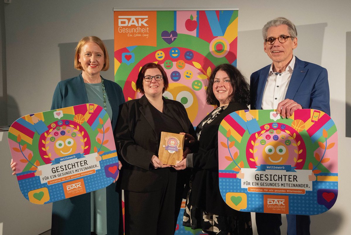 ruediger_scharf's tweet image. Gänsehaut-Momente: Heute wurden die Bundessieger „Gesichter für ein gesundes Miteinander“ der @DAKGesundheit geehrt. Toller Termin mit Ministerin @lisapaus, Vorstandschef @StormAndreas. #BestTeam @WieheDorothea @ScheuringDAK @TanjaMayinger @SPoetig @Soenke_Krohn @Ann_KathrinWu