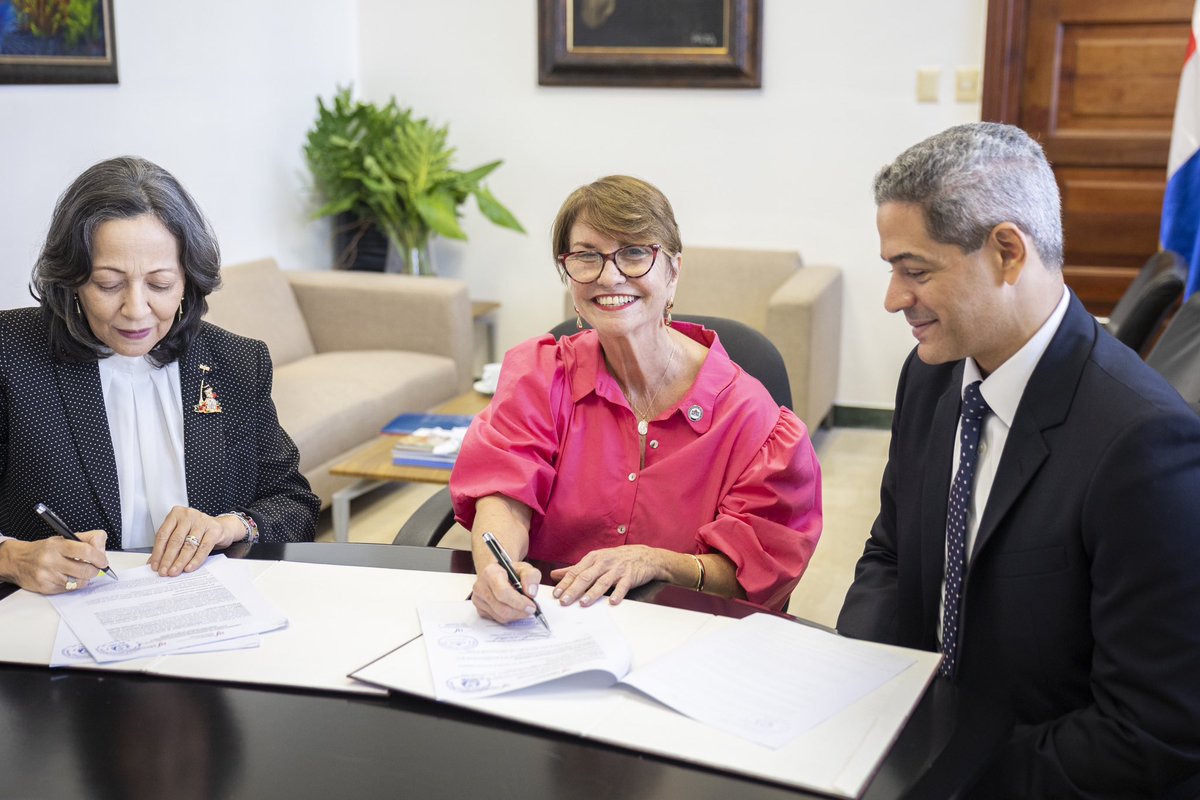 La Dirección General de Bellas Artes, la Alianza Francesa de Santo Domingo y la Alianza Francesa de Santiago formalizaron un acuerdo de colaboración interinstitucional que busca promover el intercambio cultural y educativo entre ambas entidades.