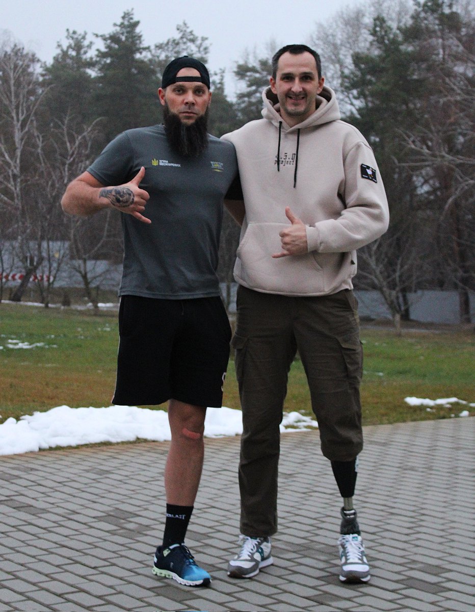 SolonynaY's tweet photo. «Ми – ветеранський підрозділ, який поїде на міжнародні змагання і там «розмотає» всіх! В хорошому сенсі», – усміхається Олексій Тюнін, ветеран 3 ОШБр.

Він стоїть у скверику поблизу свого спортзалу, балансуючи на одній нозі. 
Іншої – немає: втратив торік у бою на Харківщині ⬇️ https://t.co/wHKTm84N9l