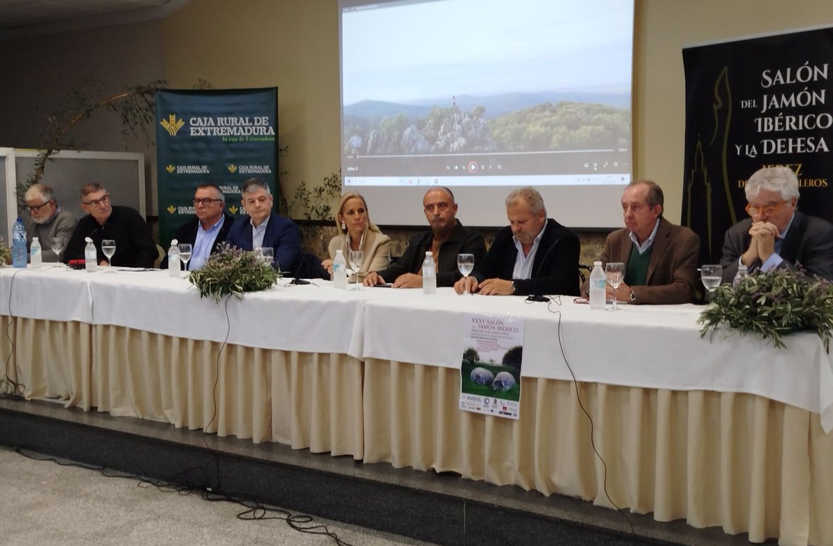JamonDO_Extrema's tweet photo. Jerez de los Caballeros reafirma su papel como epicentro del ibérico con una mesa redonda sobre el cerdo y la dehesa. Destacó la intervención de Álvaro Rivas Couto (DOP Dehesa de Extremadura), abordando calidad, montanera y retos del sector. #JamónIbérico #Dehesa https://t.co/2Ya1OYOe14