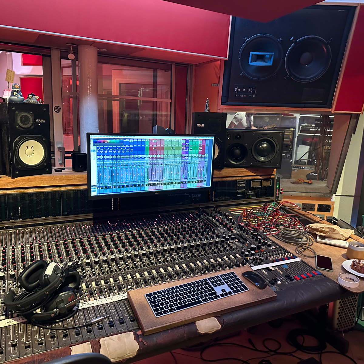 _Jane_Thomas's tweet photo. A year ago today, I was very fortunate to record songs for my EP with the fabulous Sarah Gillespie and other amazing musicians and engineers at London's Eastcote Studio, with Pastiche Records. A wonderful day! My songs from that day will be released in 2025.
#SingerSongwriter #EP https://t.co/tW5WCcL9Qk