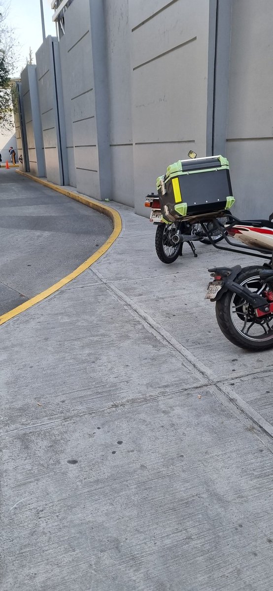 Francjeronimo90's tweet photo. @UCS_GCDMX @OVIALCDMX nos apoyan para retirar motocicletas en la banqueta en Cecilio Robelo 3, colonia el Parque, Alcaldía Venustiano Carranza. https://t.co/ub5h37rzlP