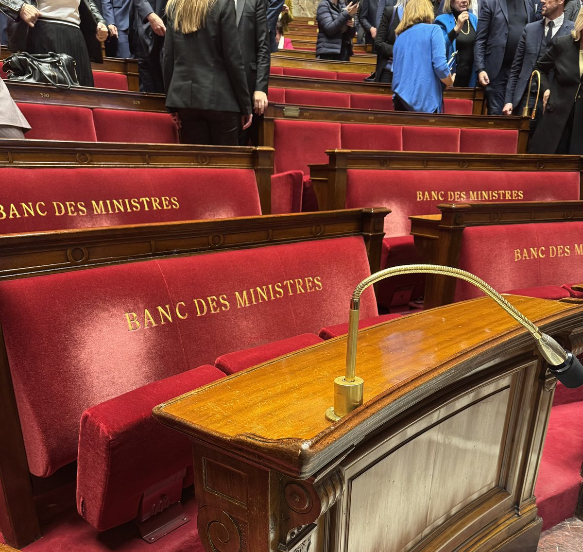 ArnaultRaphael's tweet photo. 🏛️ C’est historique ! Ça y est leurs bancs sont vides : nous venons de censurer le gouvernement Macron. https://t.co/GzkPHxJhpG