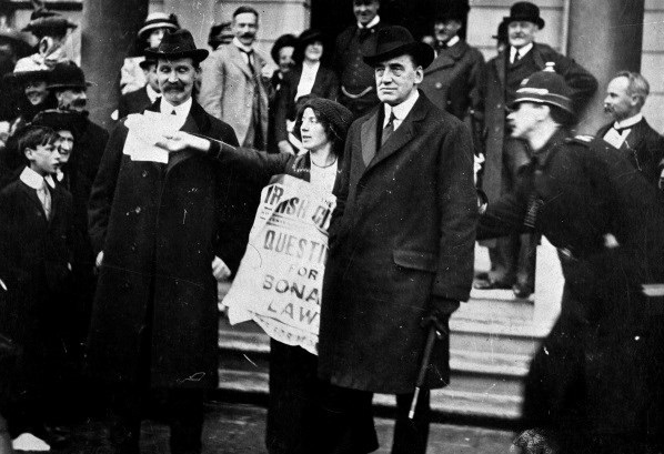 Died #Onthisday 1956 #Mayo born Meg Connery, Red Cross volunteer, Irish Linen Workers Union activist. This must be one of the most iconic images of the revolutionary period showing her confronting Bonar Law &amp; Edward Carson with Votes For Women materials at Iveagh House #Dublin