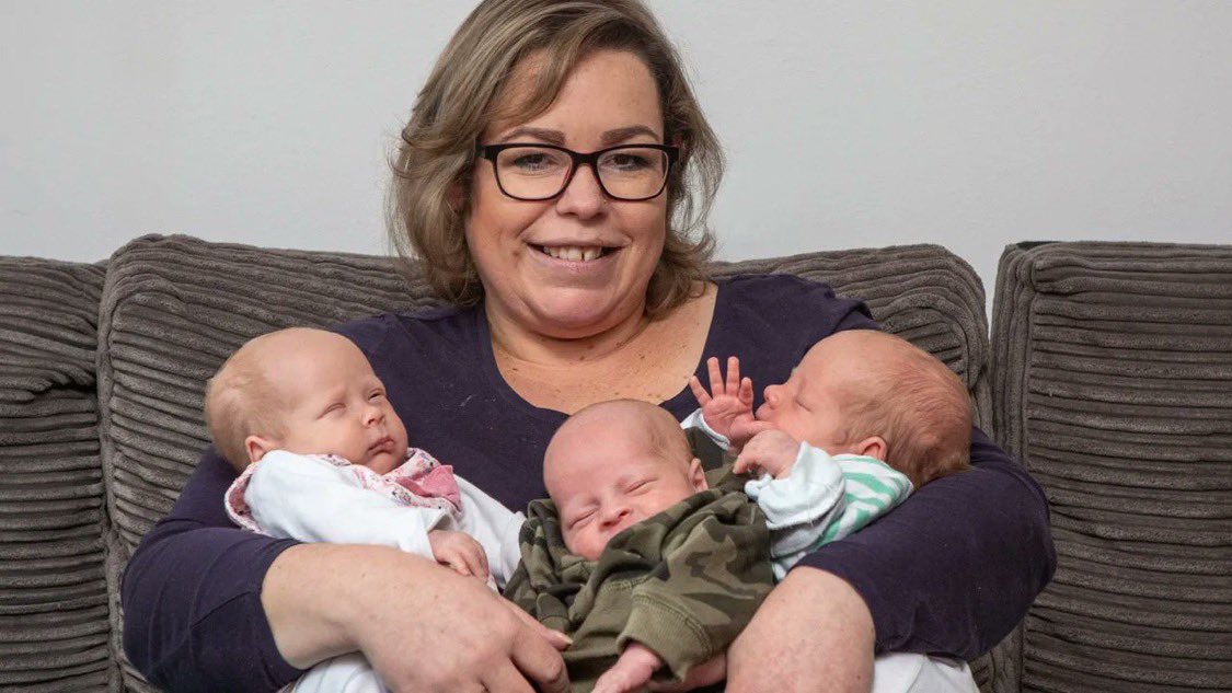 El caso de la británica 🇬🇧 Beata Bienias HIZO HISTORIA EN 2017 🔥🔥🔥:

📰 SE QUEDÓ EMBARAZADA DE UNA NIÑA 🐣 MIENTRAS YA ESTABA EMBARAZADA DE UN EMBARAZO GEMELAR 🐣🐣

✅ ¿Imposible? Nada más lejos 

Lo explicamos en este #hilo 🧵 sobre #superfetación 👶🏽👶🏽