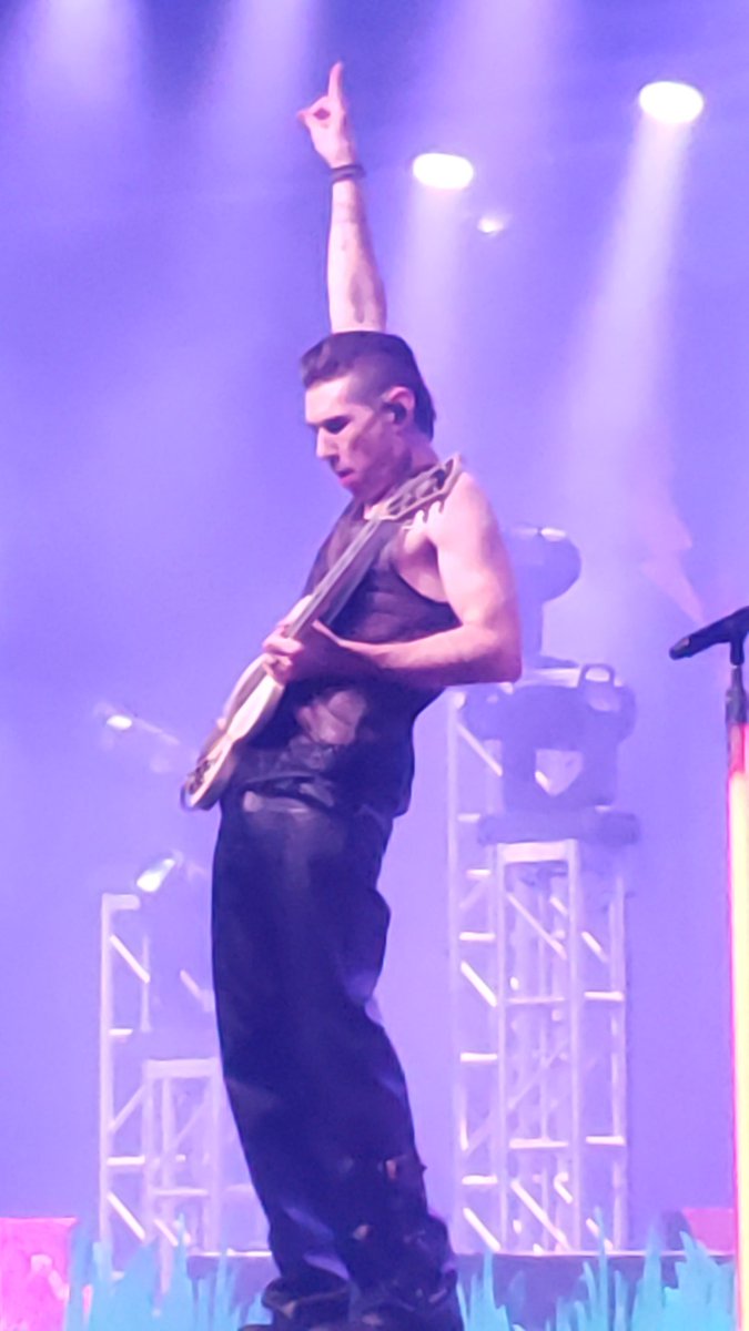 TheSalmonPink's tweet photo. Saw Marianas Trench live the other night, might have been one of the best shows they've ever put on. Amazing set list, amazing leads from each member, what an absolutely incredible night!!! https://t.co/XBgkwGjhMN