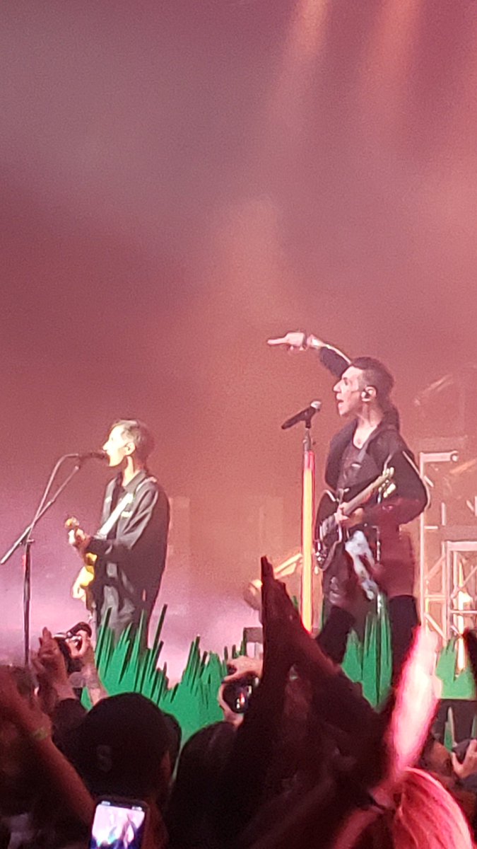 TheSalmonPink's tweet photo. Saw Marianas Trench live the other night, might have been one of the best shows they've ever put on. Amazing set list, amazing leads from each member, what an absolutely incredible night!!! https://t.co/XBgkwGjhMN