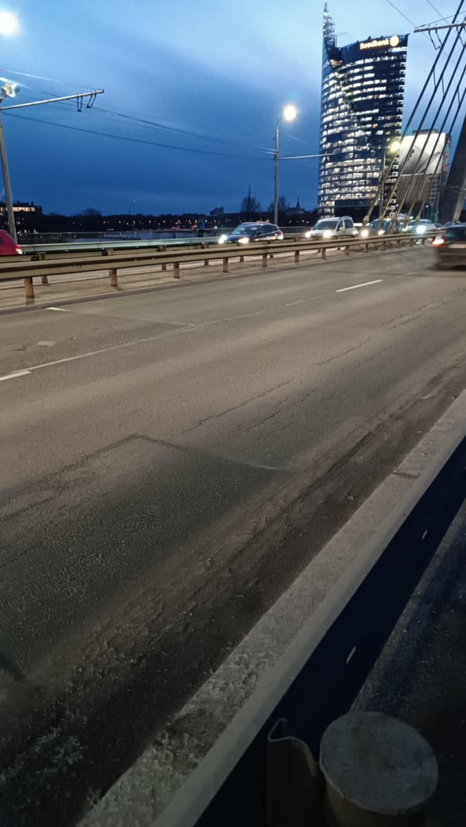 Vanšu tilts. Brauktuve jauka un sausa, taču ietve galīgā žļurgā. Tas ir kaisītā sāls dēļ? Un kāpēc??
<a href="/VilnisKirsis/">Vilnis Ķirsis</a> <a href="/otucis/">Oto Ozols</a>