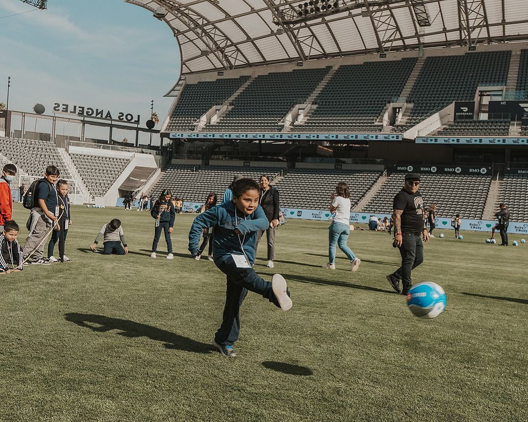 G⚽AL! Baby2Baby brought the snow and holiday fun to <a href="/BMOStadium/">BMO Stadium</a> with <a href="/LAFC/">LAFC</a> . The children we serve had an unforgettable day of sledding, soccer and Santa, and scored big on all the basic essentials they need for the winter! ❄️🎁

📸: Rachel Borkow