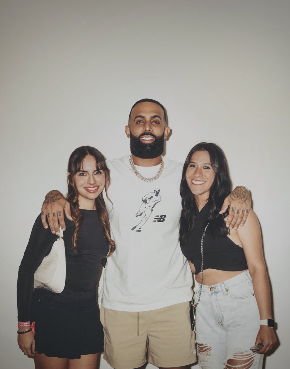 ___cr1s's tweet photo. no sé ustedes, pero yo tengo foto con mi artista no.1 del spotify wrapped 🙂‍↕️💫❤️‍🔥 @eladiocarry_on https://t.co/XOGSfnkjcl