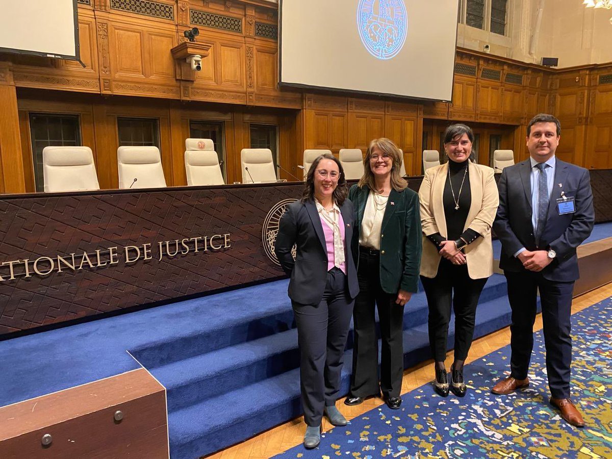 Ayer se llevaron a cabo los alegatos de Chile ante la Corte Internacional de Justicia en la opinión consultiva sobre cambio climático. Un paso importante en la lucha global por la justicia ambiental y el futuro del planeta. #CambioClimático #JusticiaAmbiental #ChileEnLaCorte