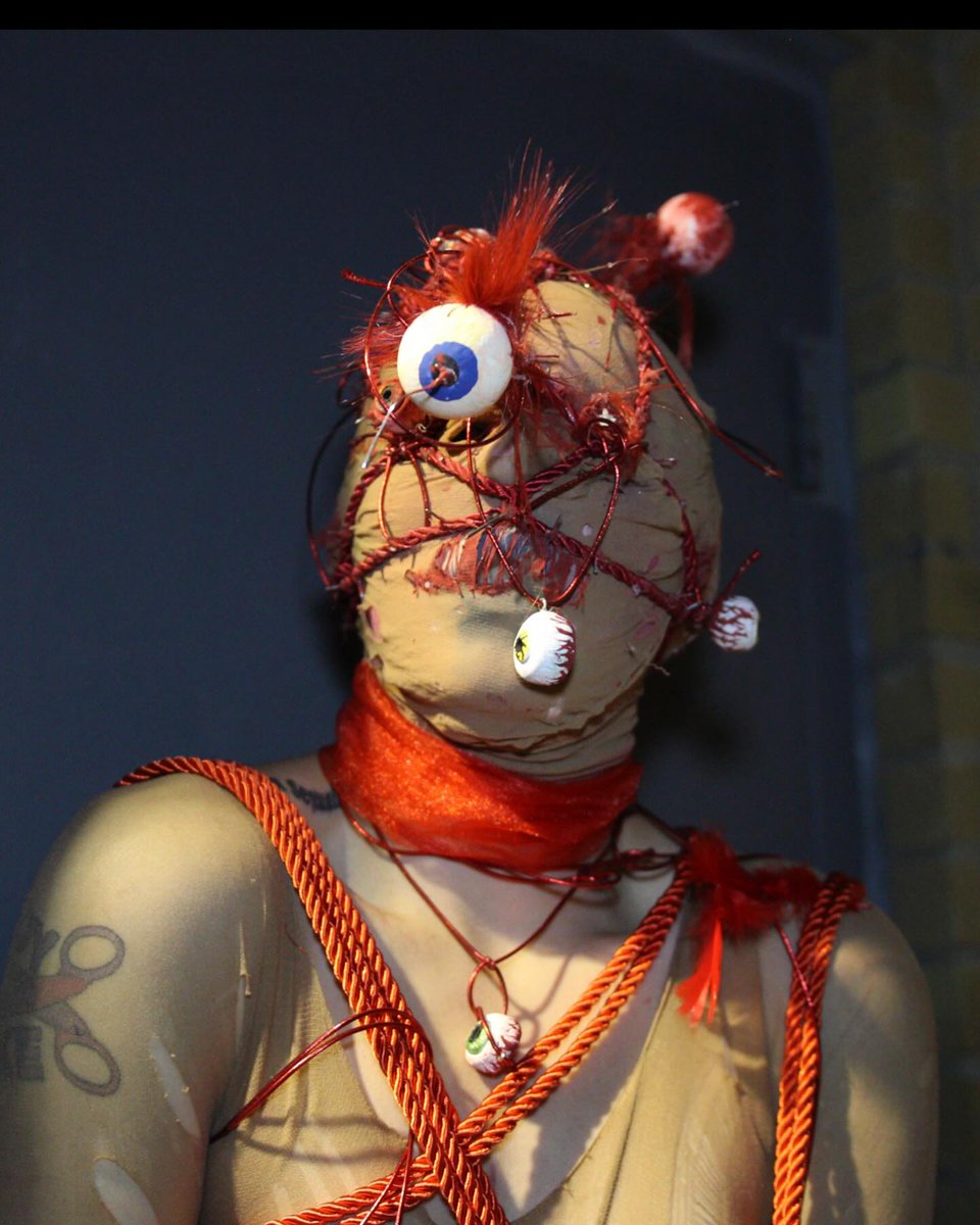 QUEERMTL's tweet photo. Viens titiller ta curiosité morbide à Death Becomes Drag, mettant en vedette Kara Dube au @ndq_bar_mtl le 5 décembre 2024! Tenue funéraire suggérée (mais préparez-vous aux éclaboussures de sang). Pour plus d’événements #drag, consulte Queer MTL. 💀 #2slgbtq #queermtl #mtlmoments https://t.co/4xz9AMLvuH