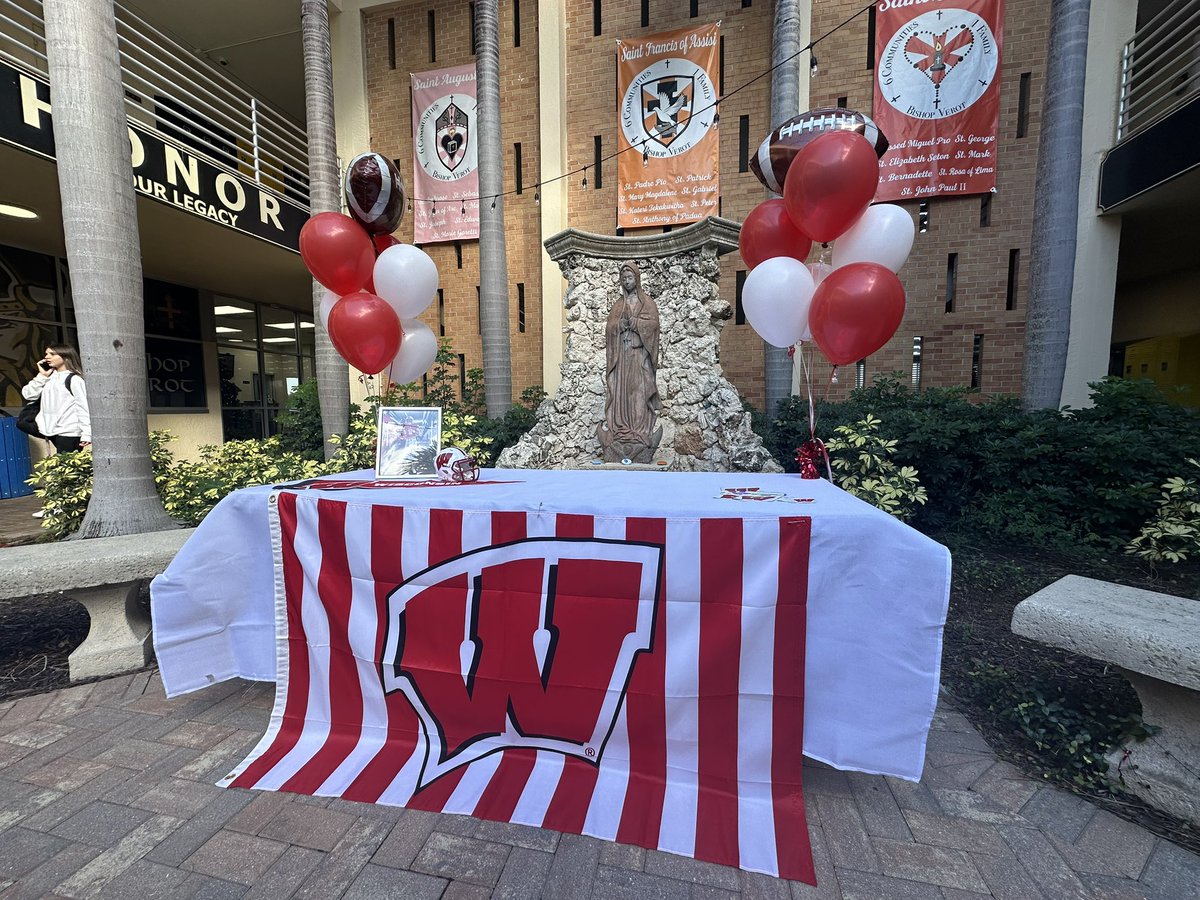 NP_AlexMartin's tweet photo. Here at Bishop Verot for a very important signing ceremony.

@BishopVerotFB quarterback Carter Smith (@_CarterSmith9) is set to sign with the Wisconsin Badgers at 3:00 PM.

Follow along for full coverage. https://t.co/NjNDvTWu96